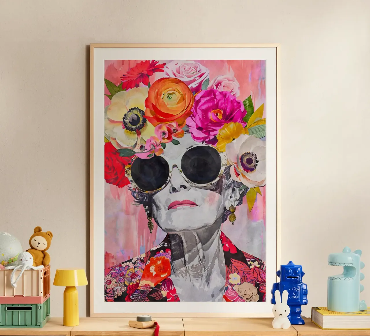 Grazia senza tempo Ritratto femminile iconico poster con telaio in legno da Andrea Haase Modern Home