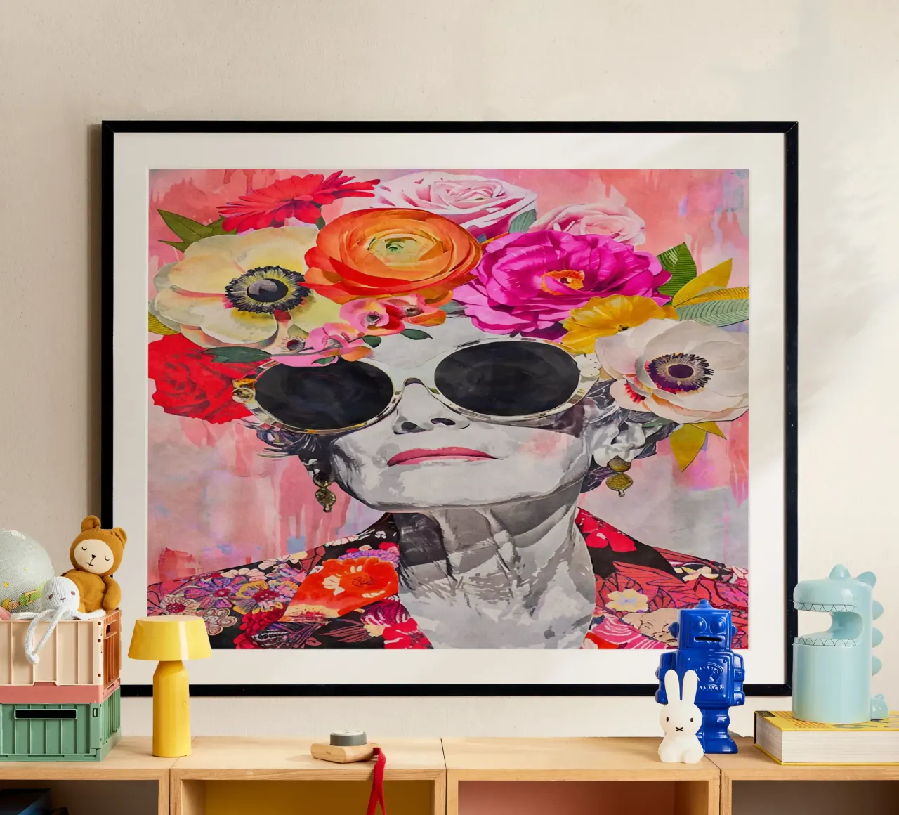 Grazia senza tempo Ritratto femminile iconico poster con telaio in legno da Andrea Haase Modern Home
