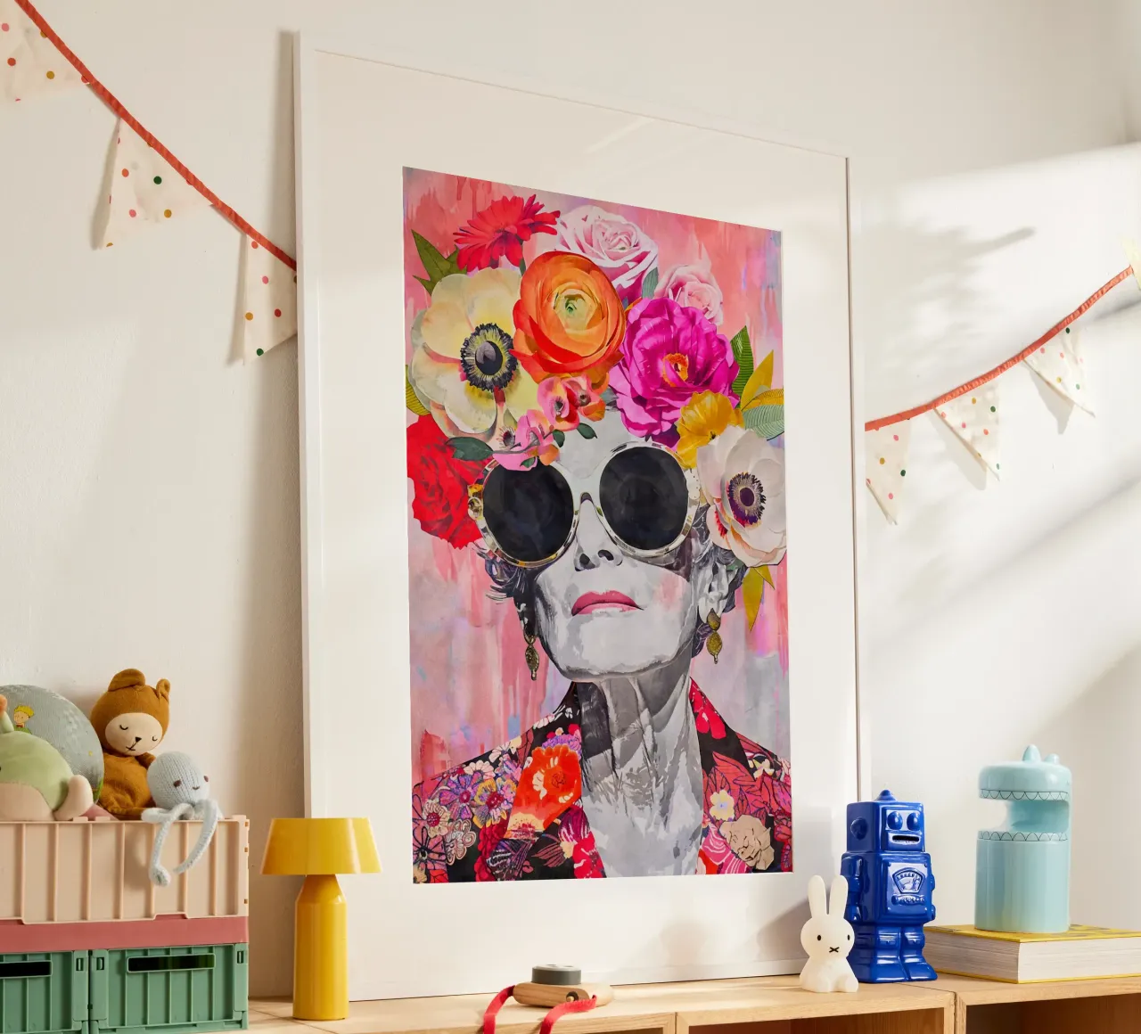 Grazia senza tempo Ritratto femminile iconico poster con telaio in legno da Andrea Haase Modern Home
