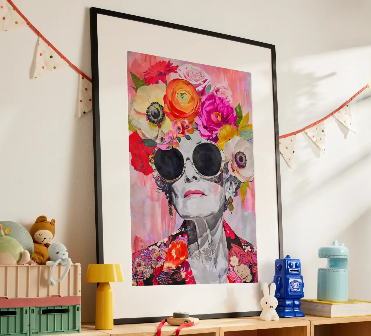 Grazia senza tempo Ritratto femminile iconico poster con telaio in legno da Andrea Haase Modern Home