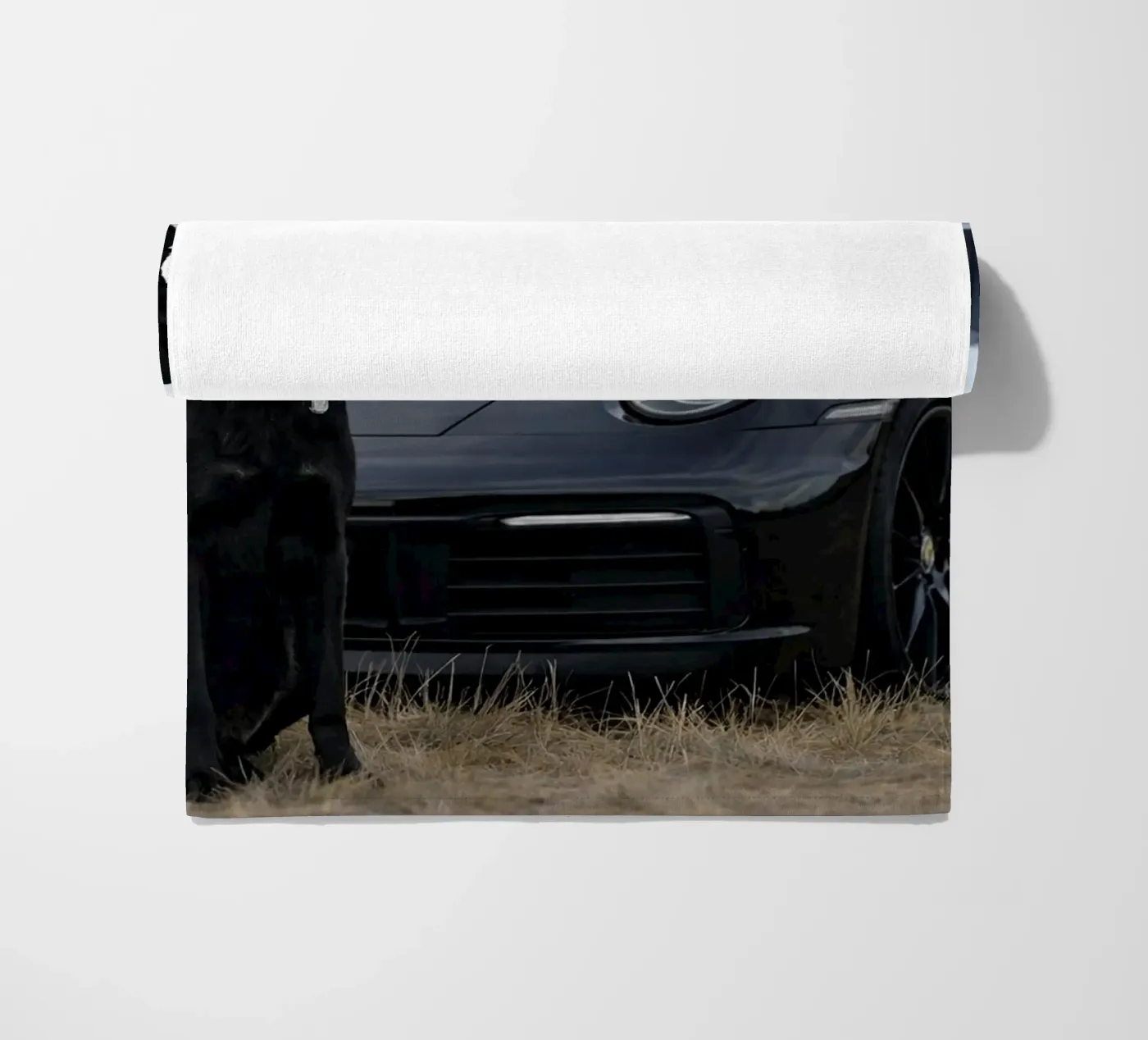 zwarte hond en auto strandhanddoek van Deemoll