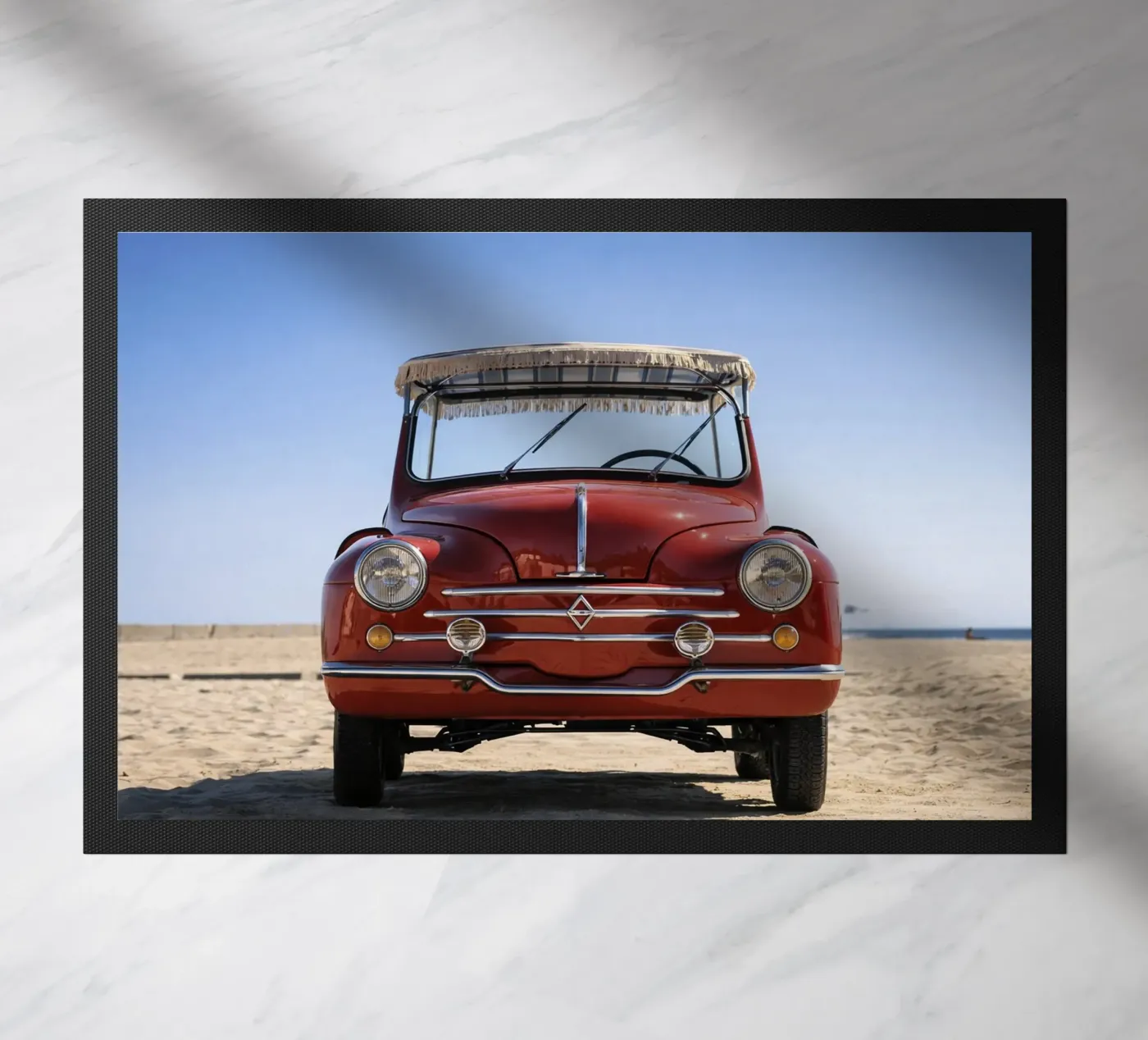 Oldtimer in Rot Fußmatte von Deemoll
