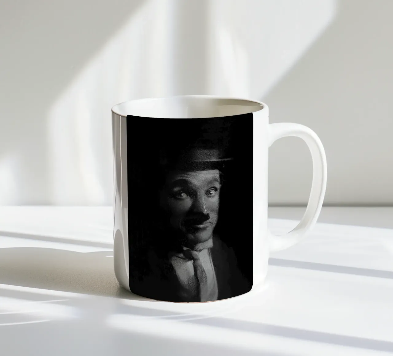 Charlie Chaplin - Il dolore silenzioso tazza in ceramica da Artascy Art