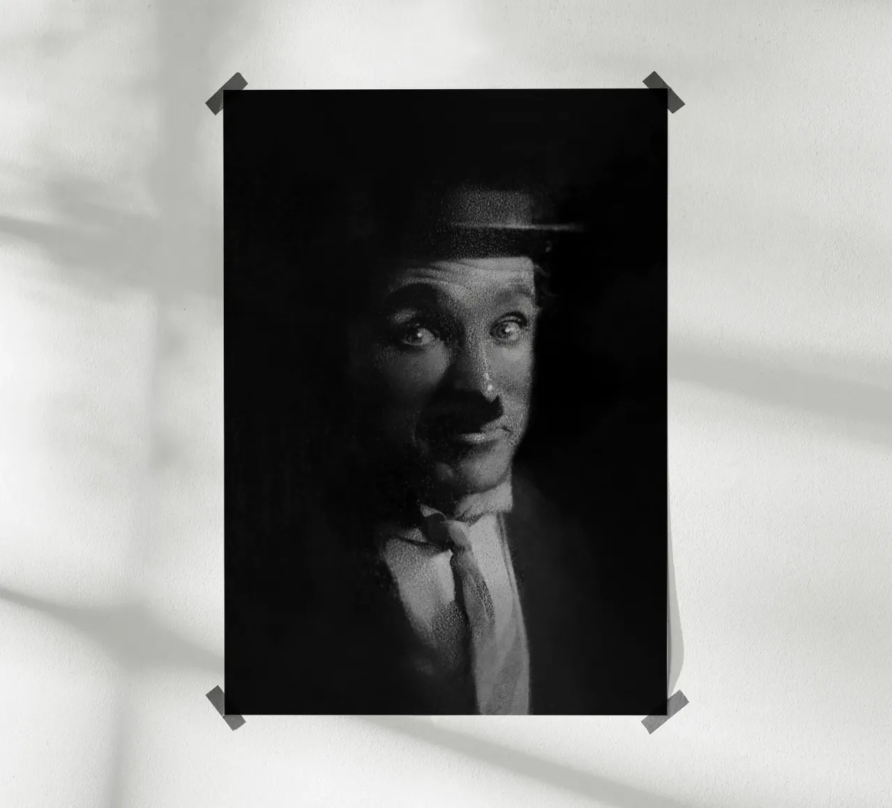 Charlie Chaplin - Il dolore silenzioso poster con telaio in plastica da Artascy Art