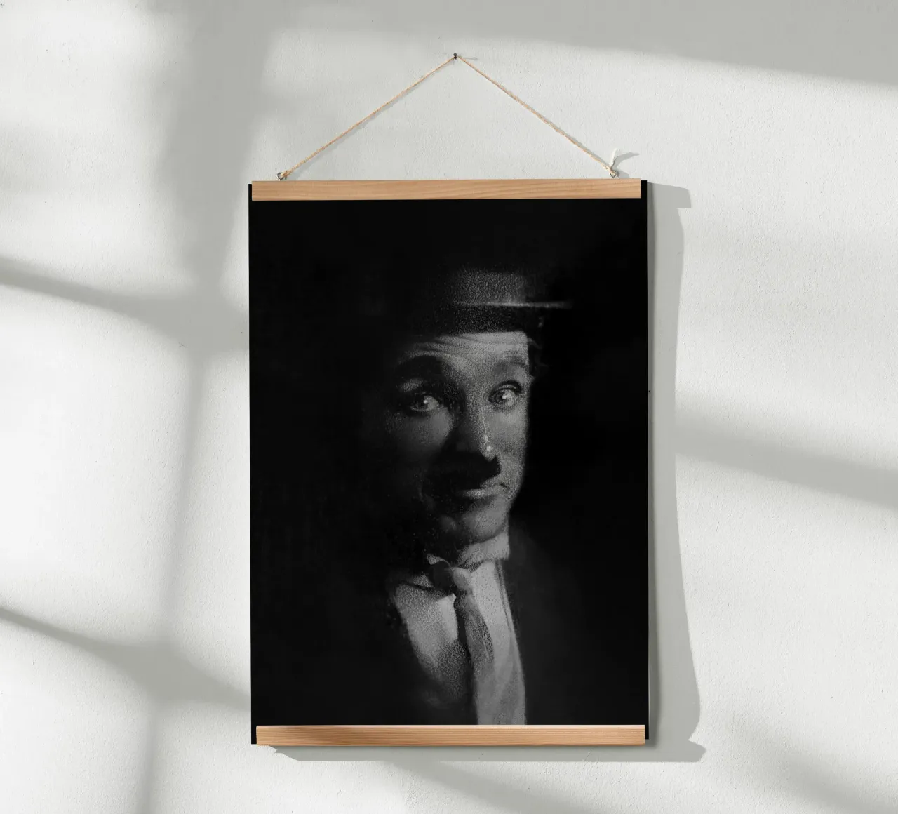 Charlie Chaplin - Il dolore silenzioso poster con telaio in plastica da Artascy Art