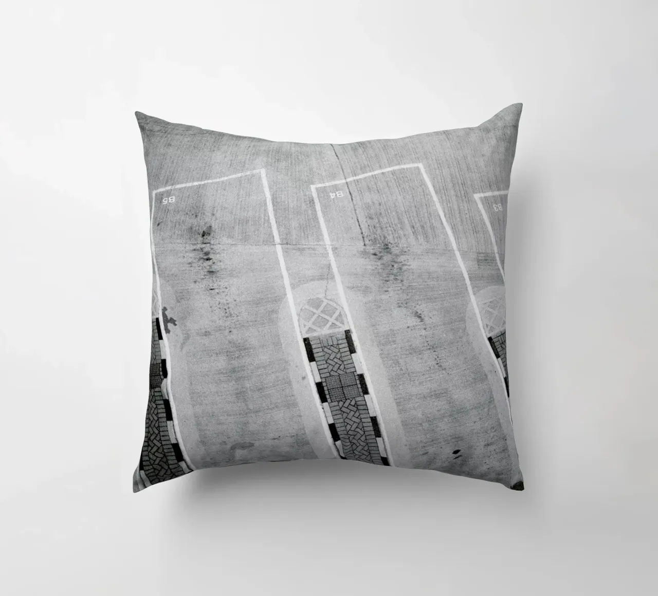 HK Parking 2 cuscino da BLAEK Design Studio