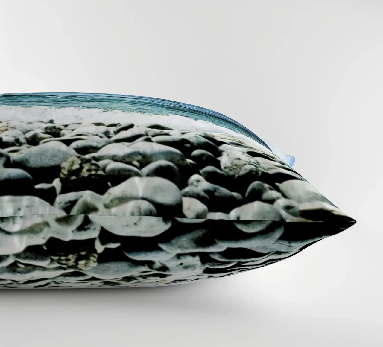 Wavy cuscino da BLAEK Design Studio
