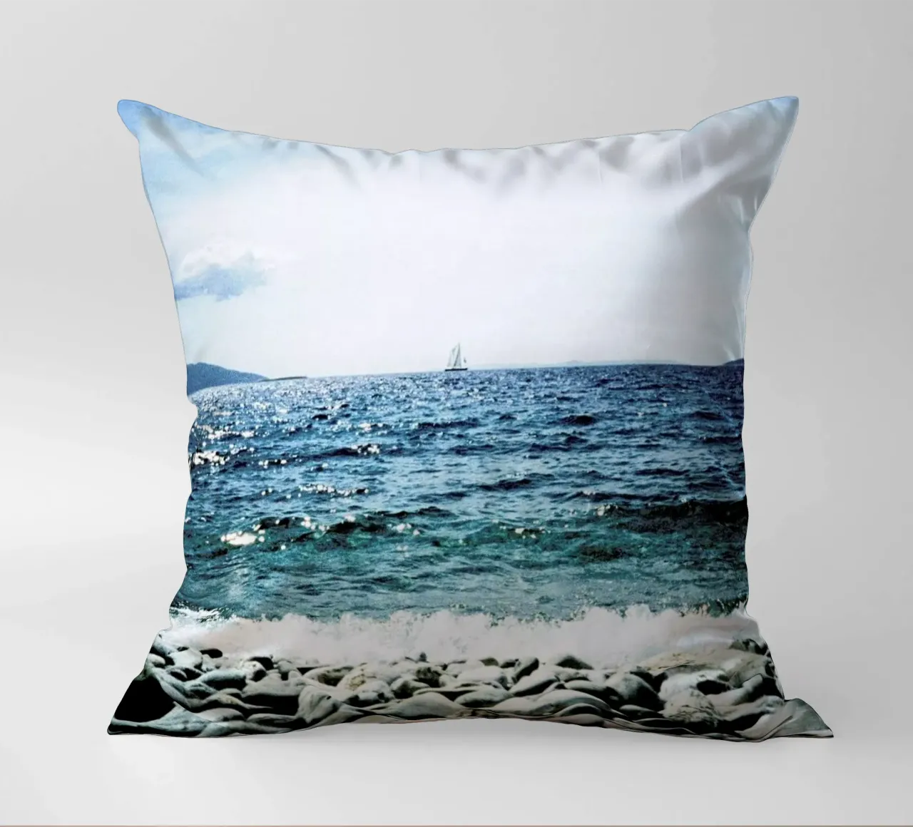 Wavy cuscino da BLAEK Design Studio