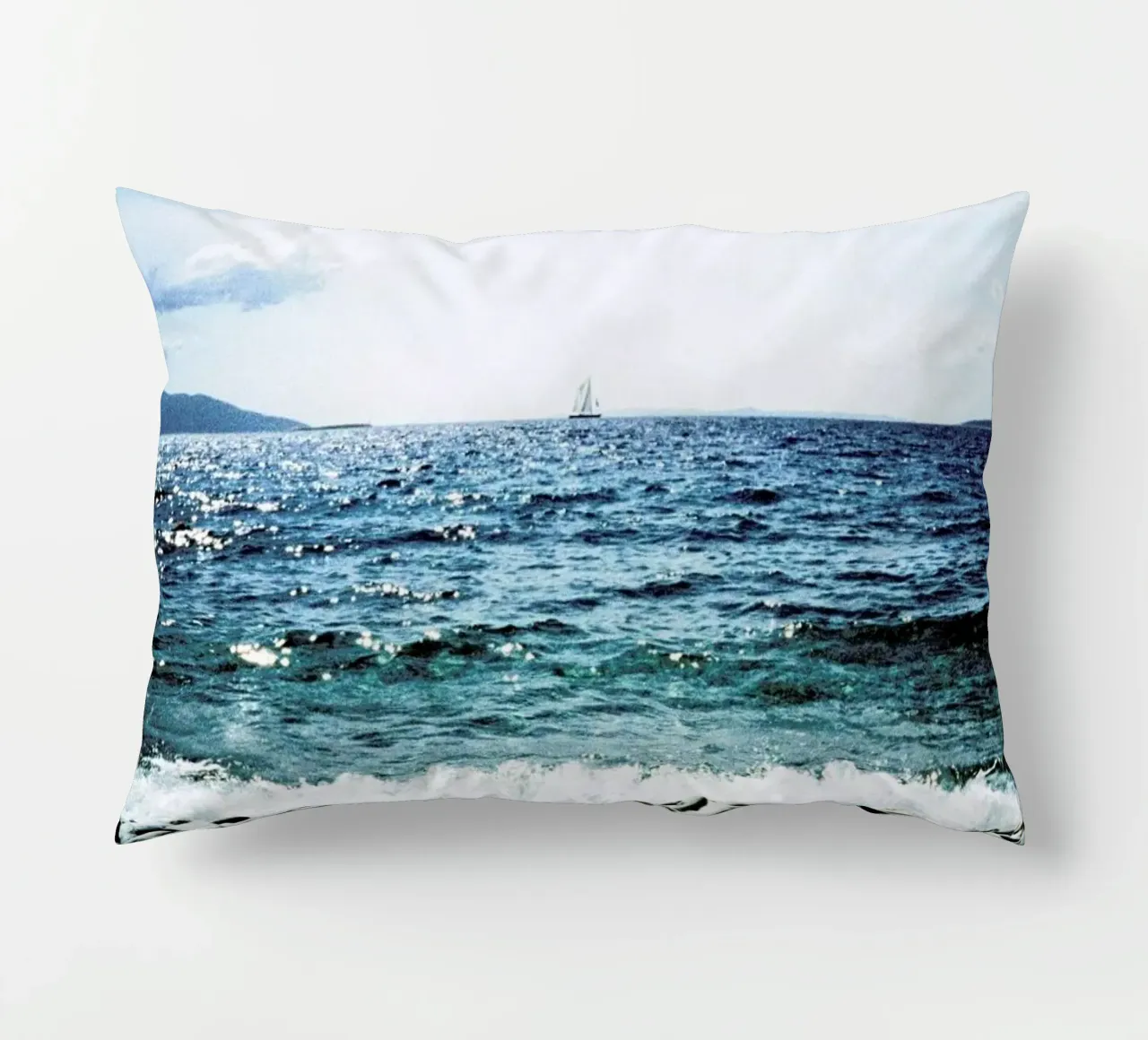 Wavy cuscino da BLAEK Design Studio