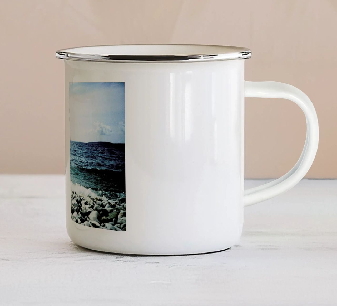 Wavy tazza in smalto da BLAEK Design Studio