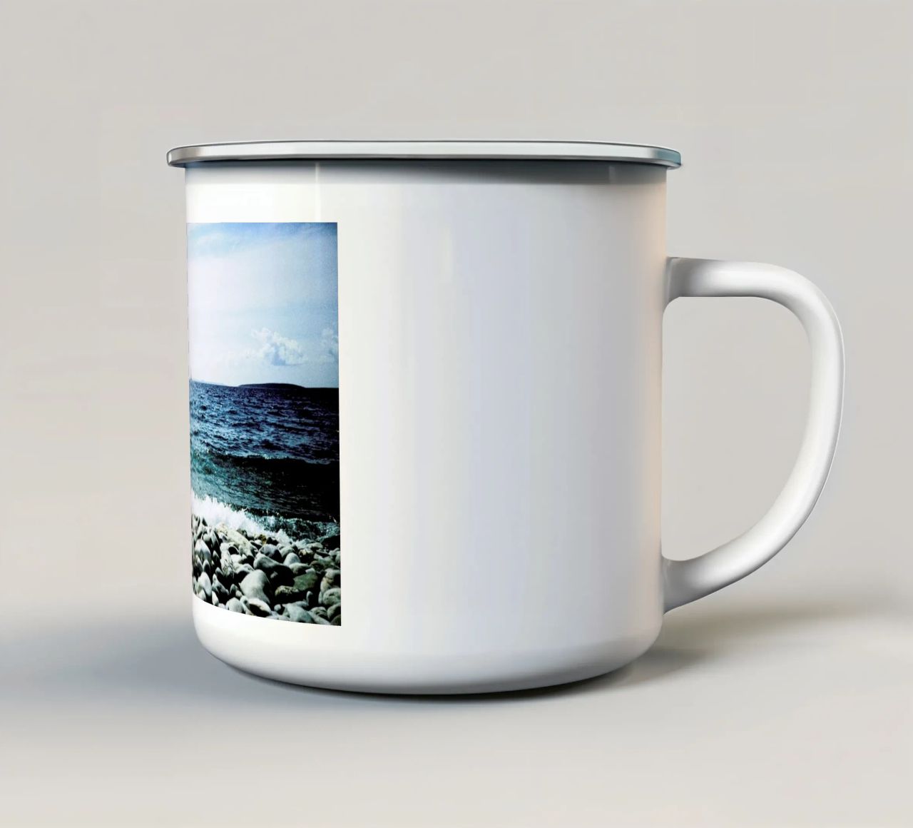 Wavy tazza in smalto da BLAEK Design Studio