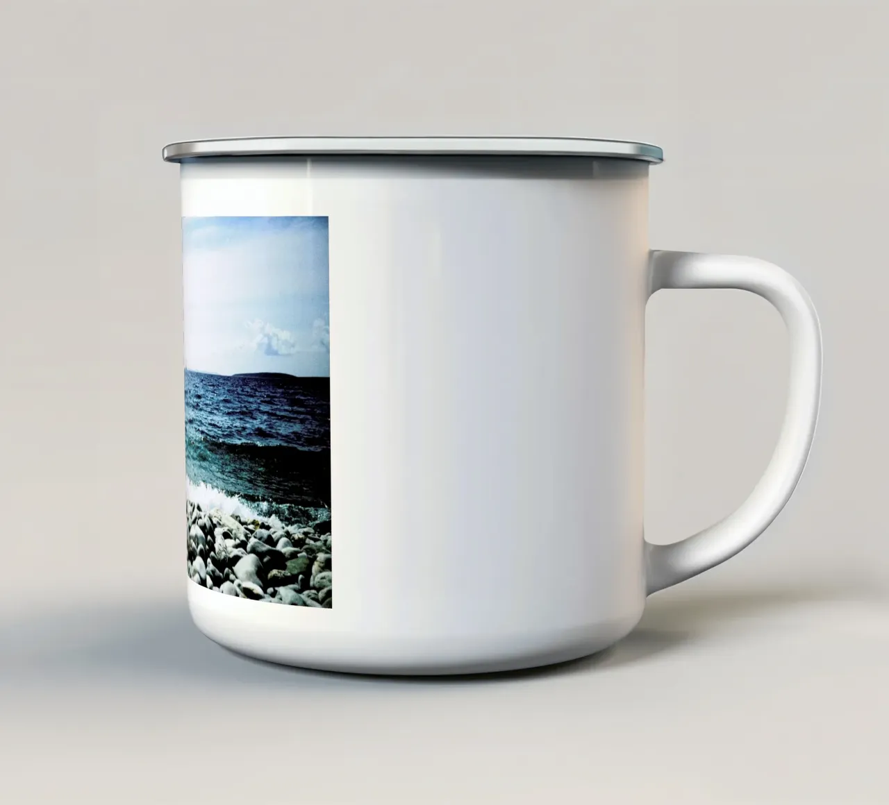 Wavy tazza in smalto da BLAEK Design Studio