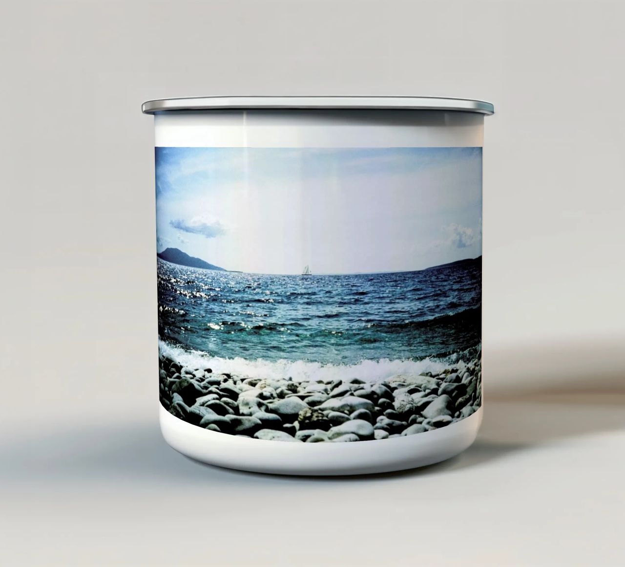 Wavy tazza in smalto da BLAEK Design Studio