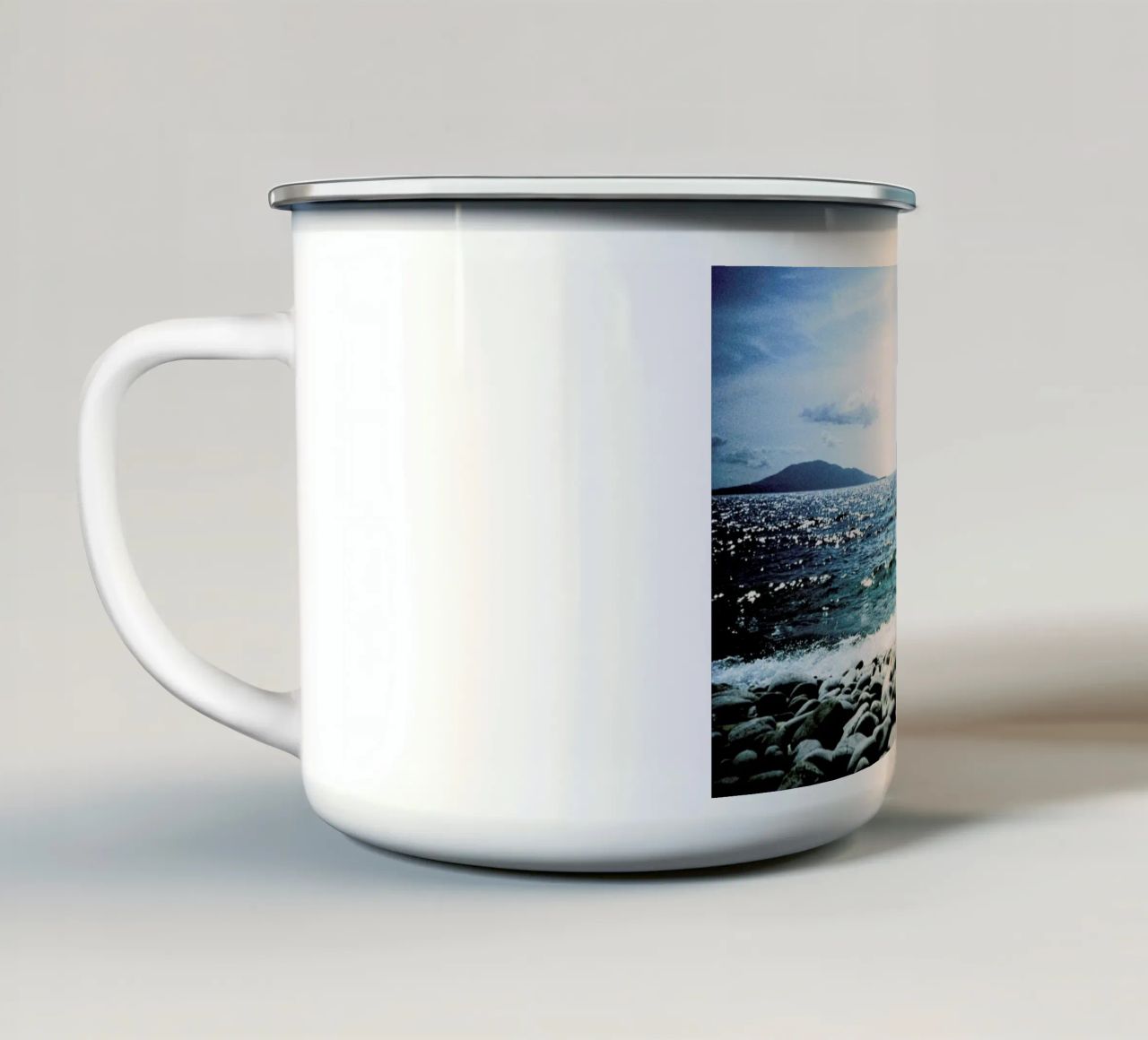 Wavy tazza in smalto da BLAEK Design Studio