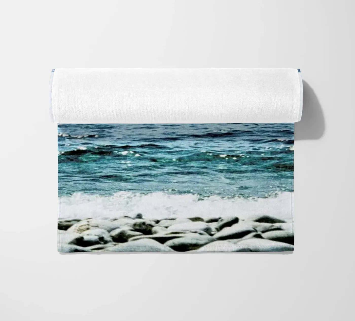 Wavy Strandtuch von BLAEK Design Studio