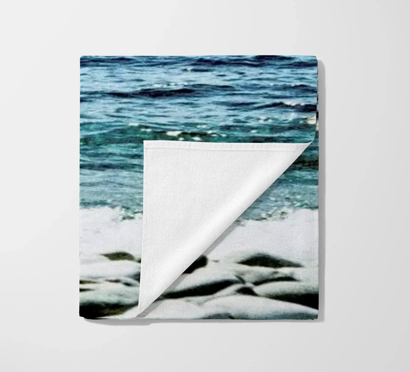 Wavy Strandtuch von BLAEK Design Studio