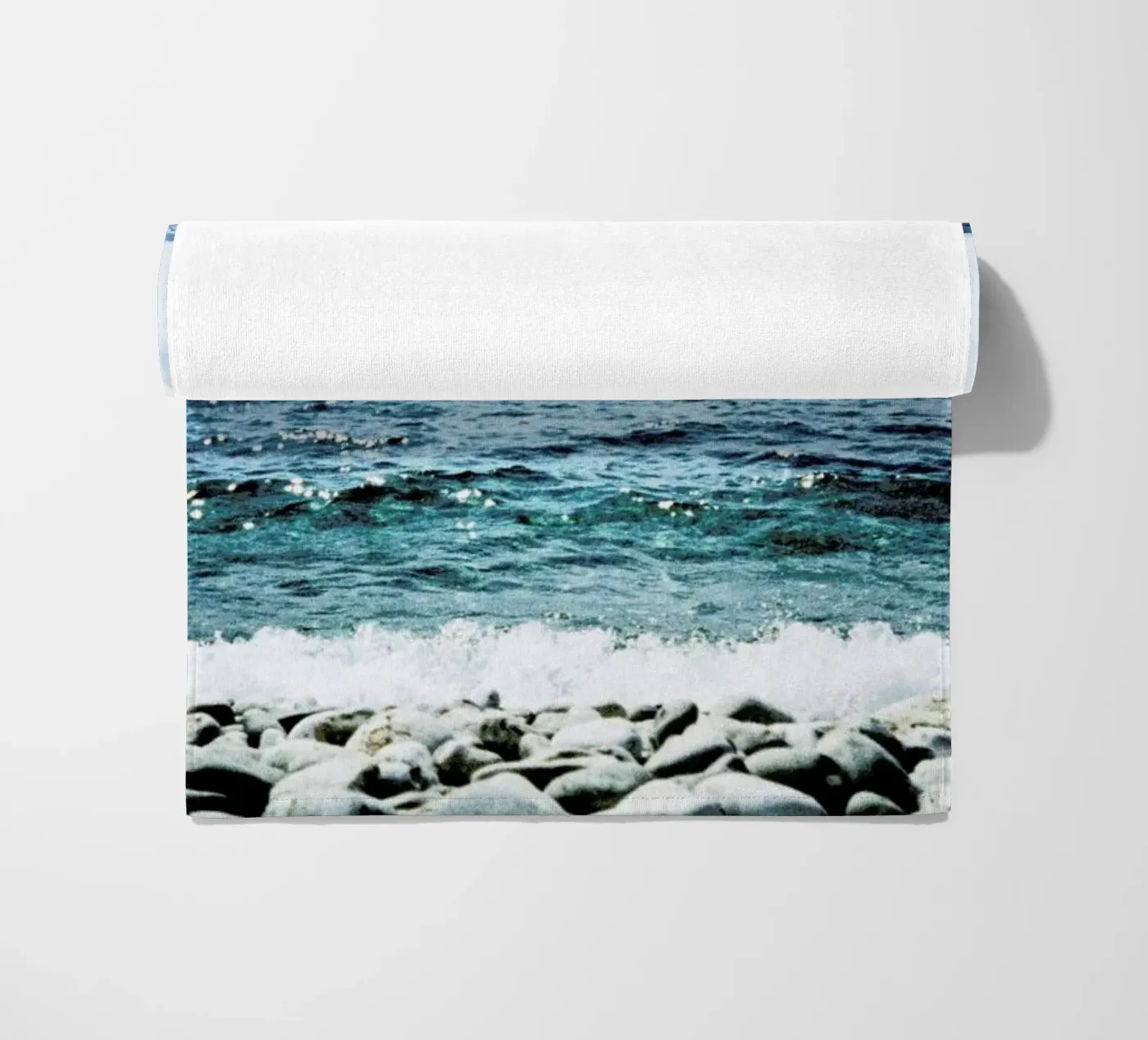 Wavy Strandtuch von BLAEK Design Studio