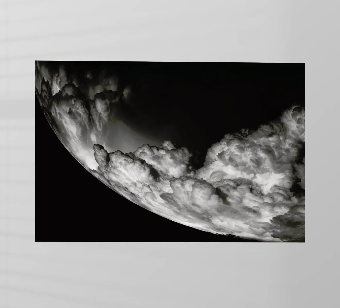 Storm Circle pellicola backlit da Emma Zoe Brew