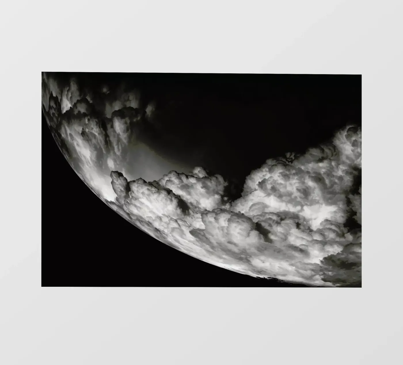 Storm Circle pellicola backlit da Emma Zoe Brew