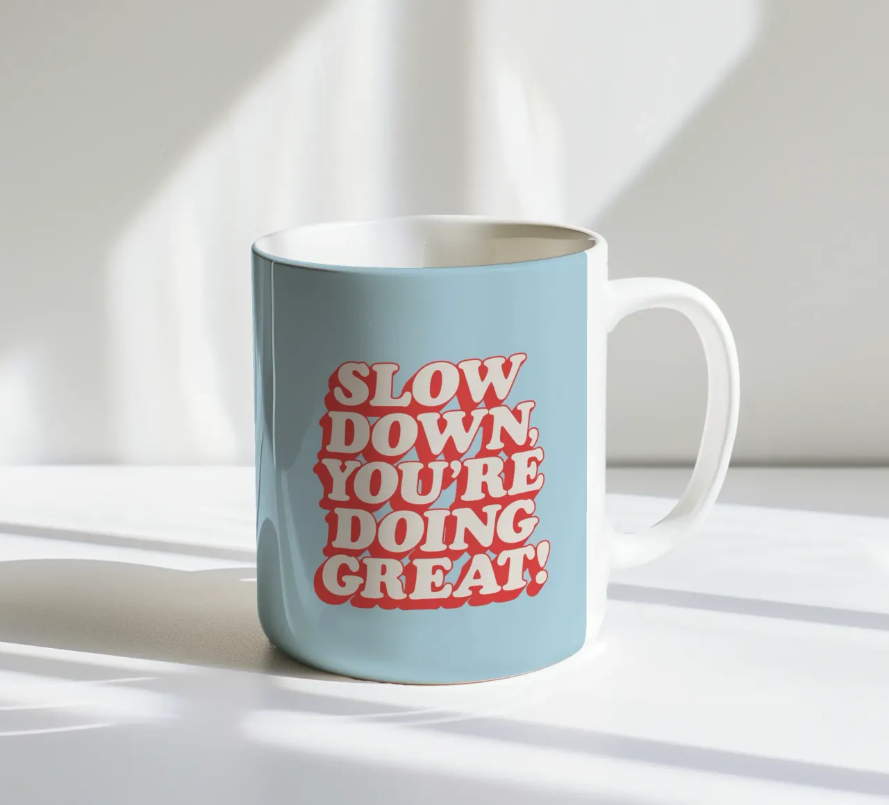 Langsam, du machst das toll Typografie Design Keramik Tasse von THE MOTIVATED TYPE
