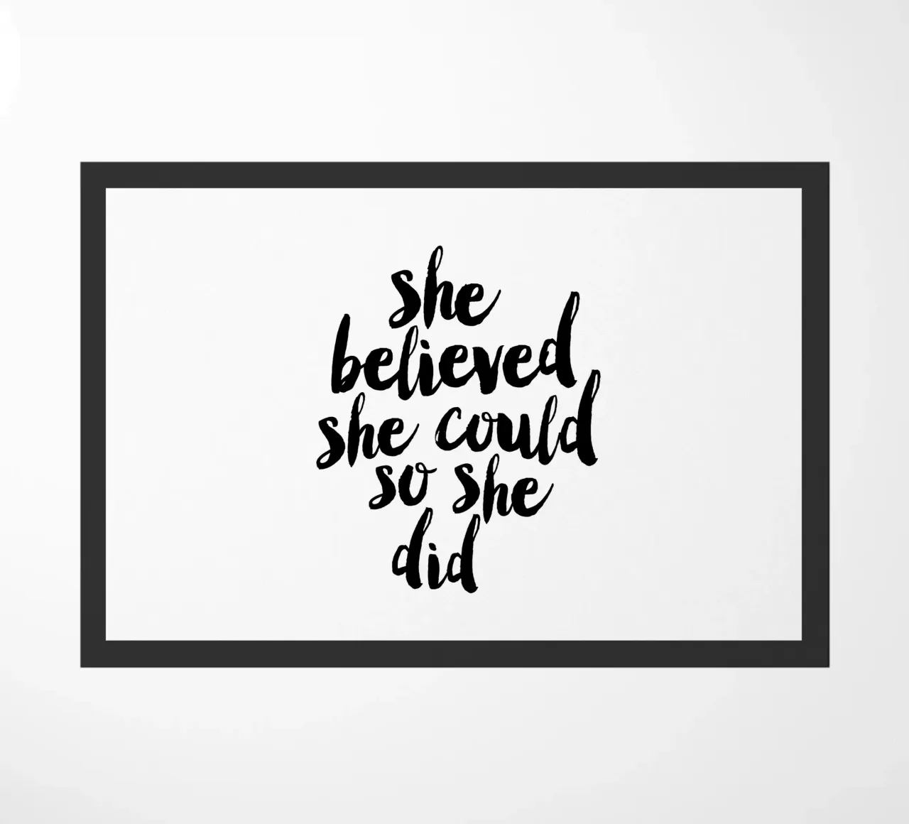 Sie glaubte, sie könnte es, also tat sie es: Typografie Design Fußmatte von THE MOTIVATED TYPE