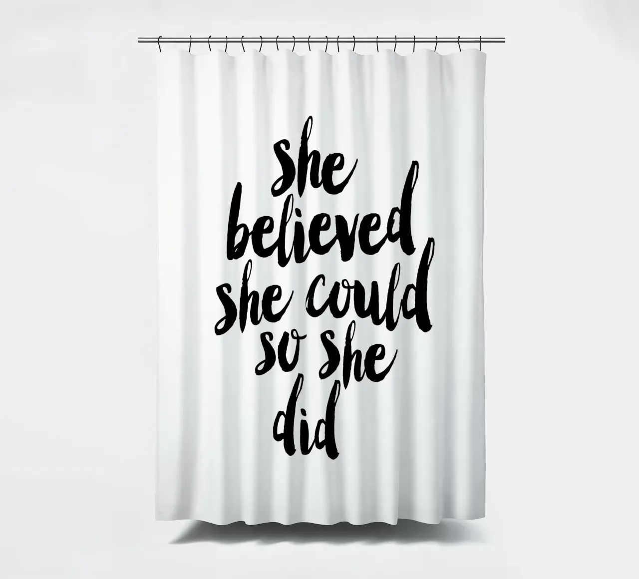 Sie glaubte, sie könnte es, also tat sie es: Typografie Design Duschvorhang von THE MOTIVATED TYPE