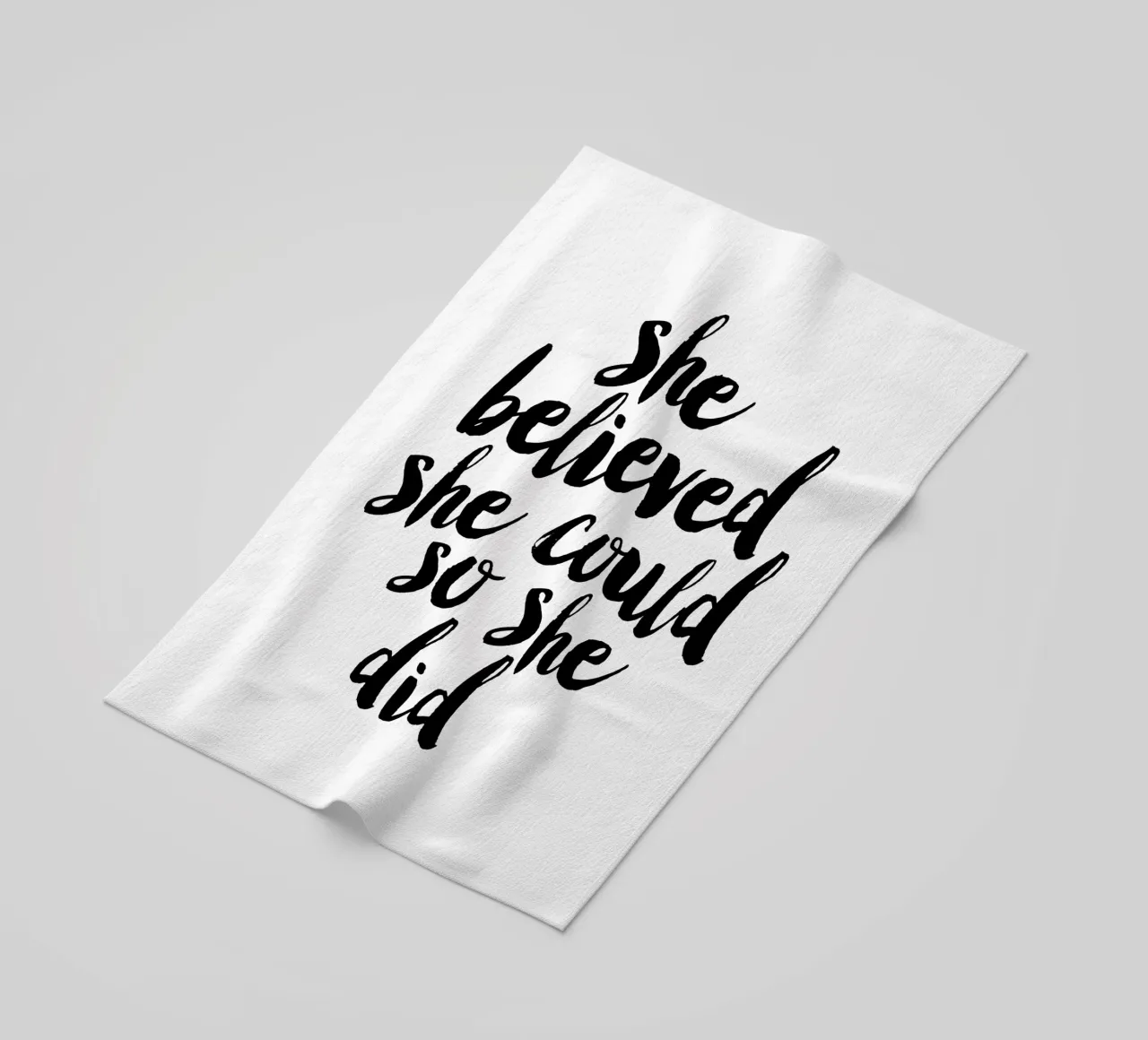 Sie glaubte, sie könnte es, also tat sie es: Typografie Design Strandtuch von THE MOTIVATED TYPE