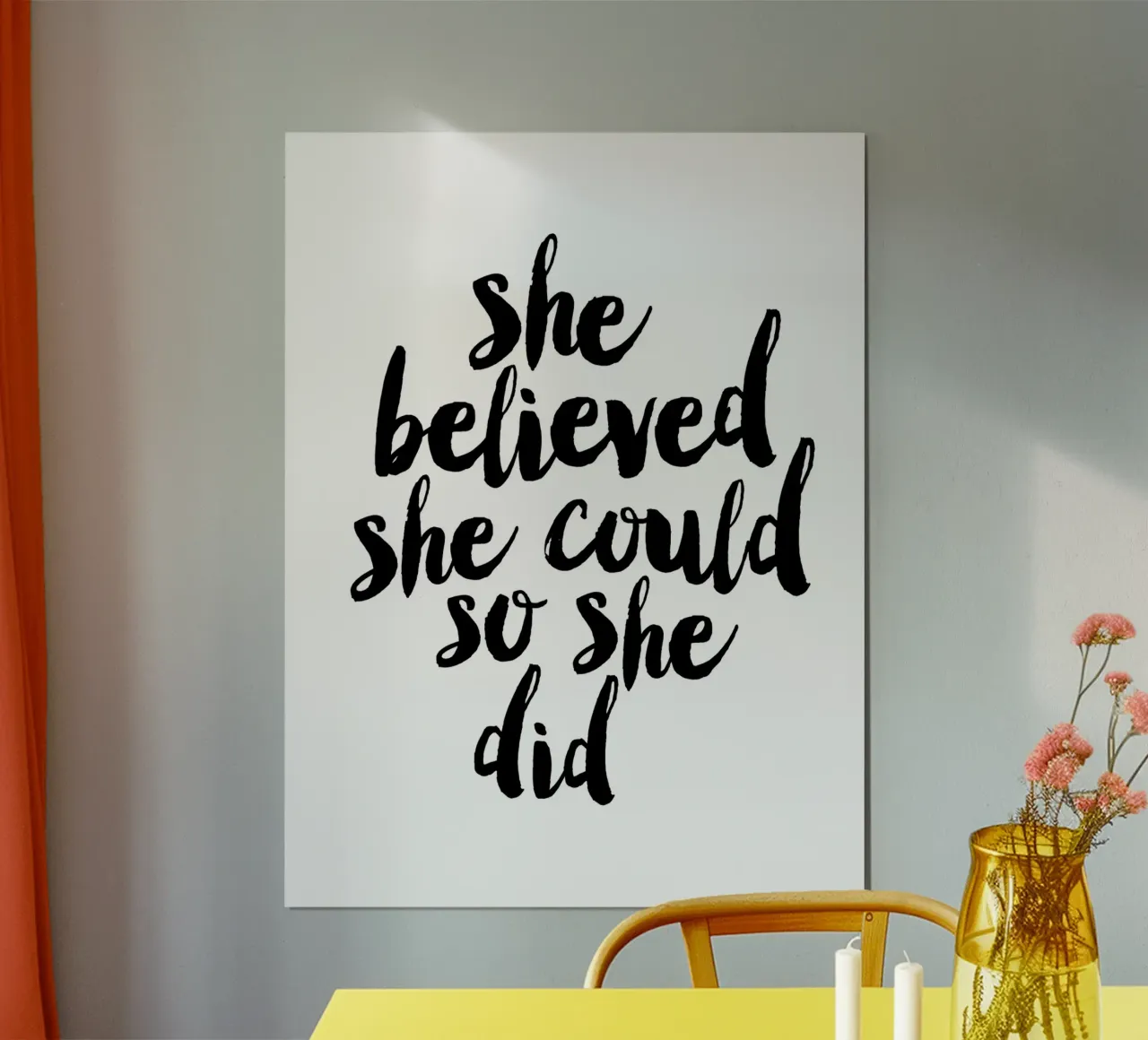 Elle croyait qu'elle pouvait, alors elle l'a fait Typografie Design poster avec cadre en bois de THE MOTIVATED TYPE