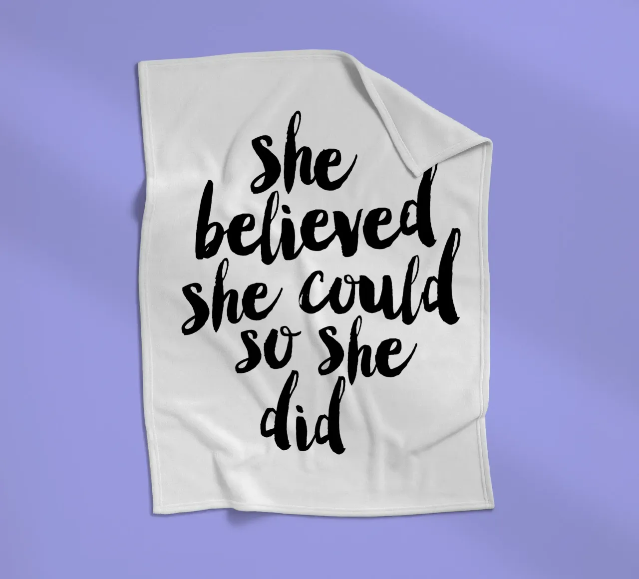 Sie glaubte, sie könnte es, also tat sie es: Typografie Design Fleecedecke von THE MOTIVATED TYPE