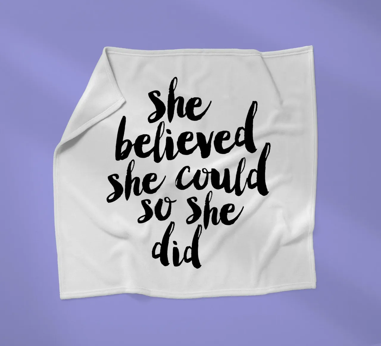Sie glaubte, sie könnte es, also tat sie es: Typografie Design Fleecedecke von THE MOTIVATED TYPE