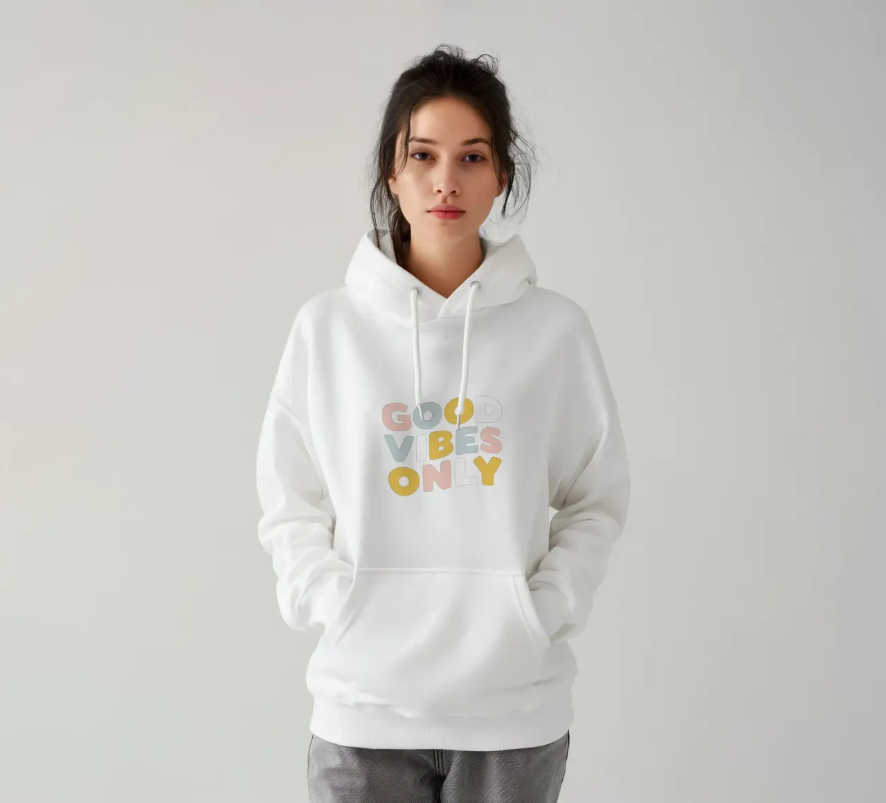 Diseño tipográfico Good Vibes Only sudadera con capucha de THE MOTIVATED TYPE