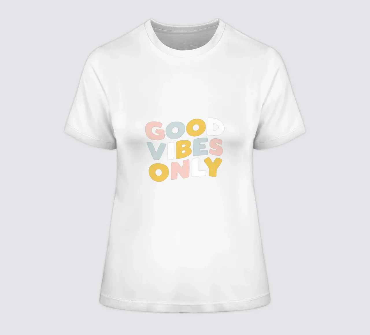 Alleen goede vibraties Typografie Ontwerp dames t-shirt getailleerd van THE MOTIVATED TYPE