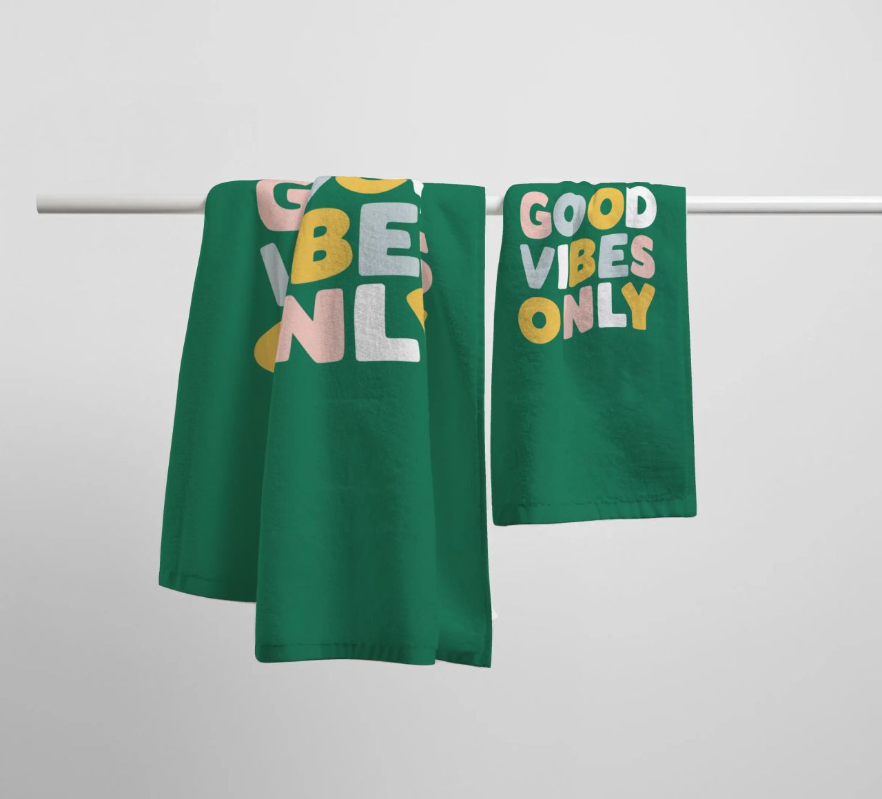 Design tipografico solo per le buone vibrazioni asciugamano da bagno da THE MOTIVATED TYPE