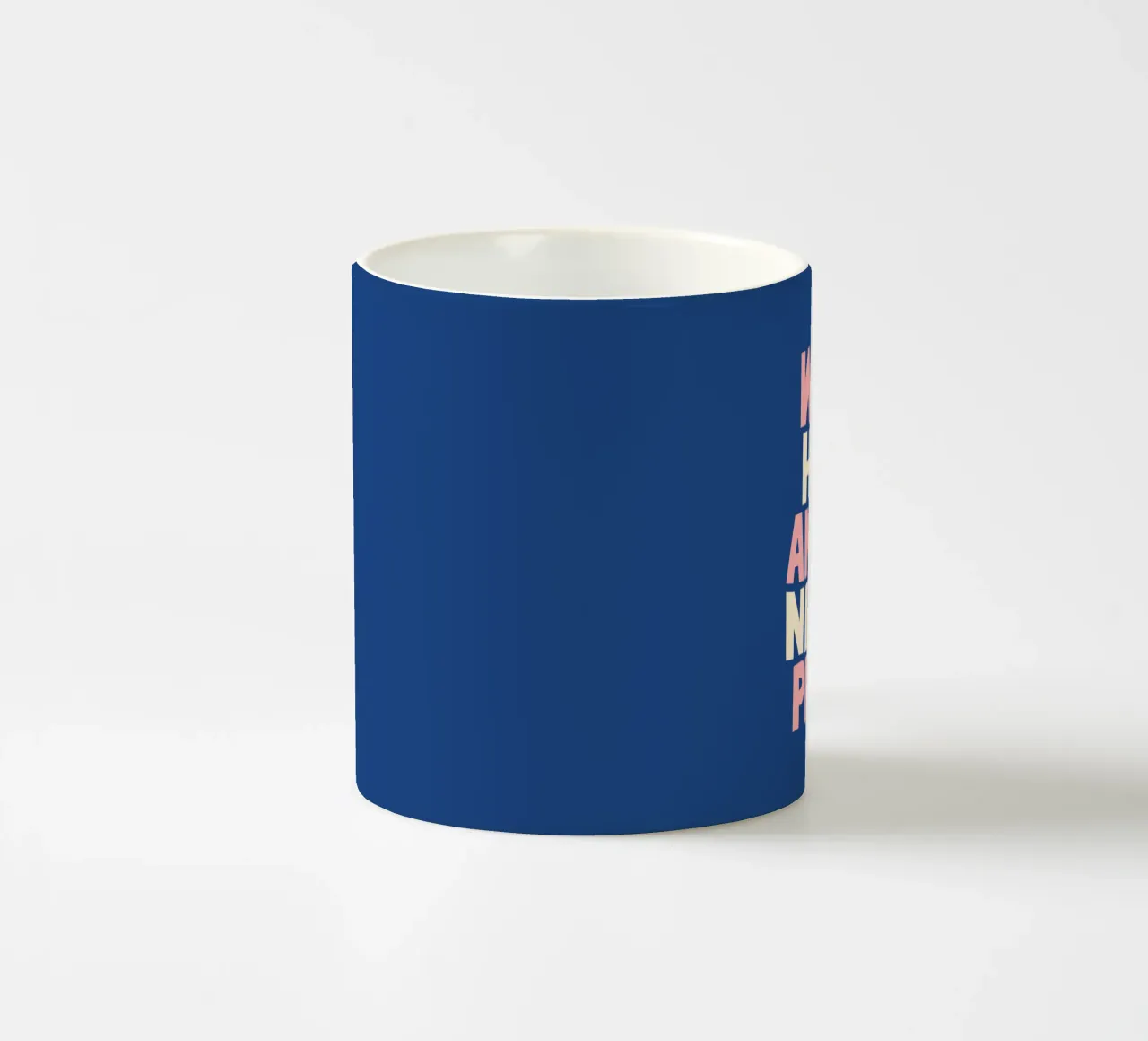Lavorare sodo ed essere gentili con le persone Typografie Design tazza in ceramica da THE MOTIVATED TYPE