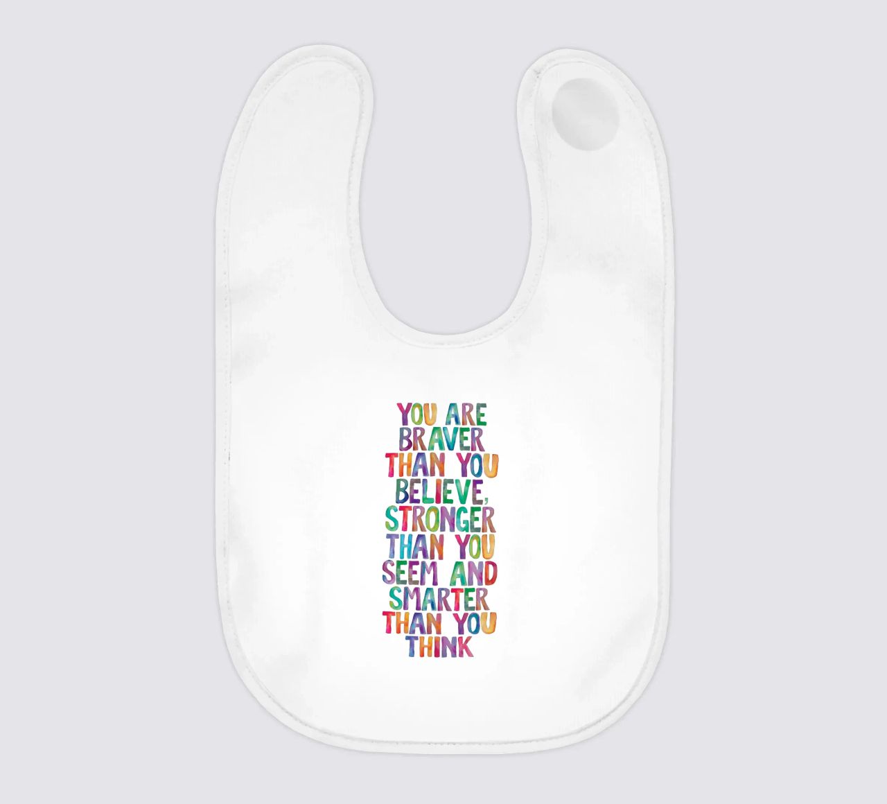 Sei più coraggioso di quanto tu creda Design tipografico arcobaleno bavaglino da THE MOTIVATED TYPE