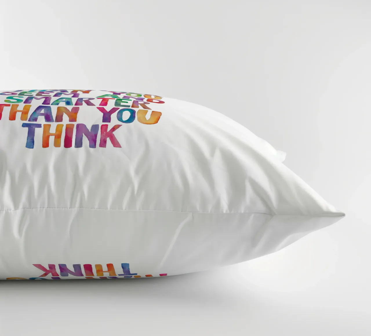Sei più coraggioso di quanto tu creda Design tipografico arcobaleno cuscino da THE MOTIVATED TYPE
