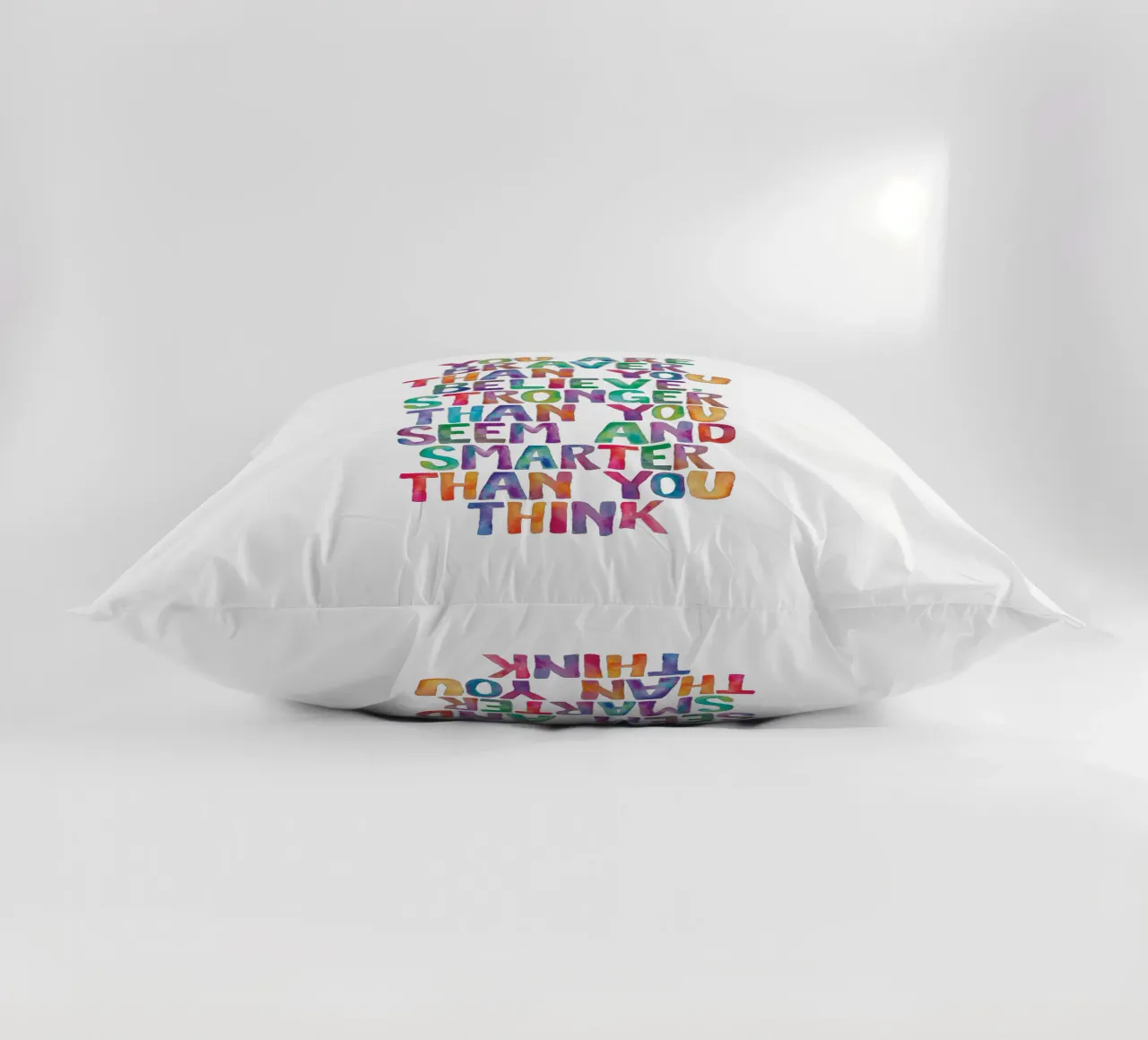 Sei più coraggioso di quanto tu creda Design tipografico arcobaleno cuscino da THE MOTIVATED TYPE