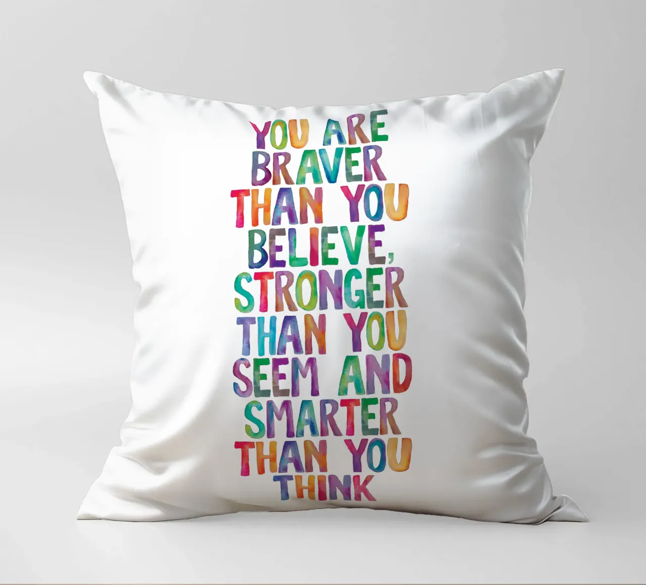 Sei più coraggioso di quanto tu creda Design tipografico arcobaleno cuscino da THE MOTIVATED TYPE