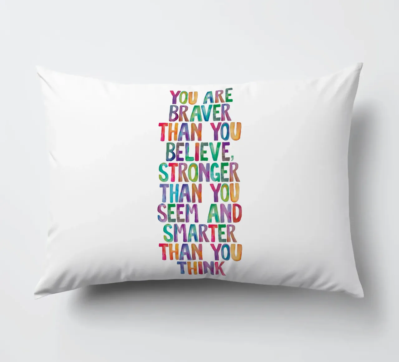 Sei più coraggioso di quanto tu creda Design tipografico arcobaleno cuscino da THE MOTIVATED TYPE