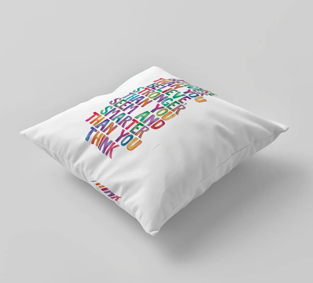 Sei più coraggioso di quanto tu creda Design tipografico arcobaleno cuscino da THE MOTIVATED TYPE