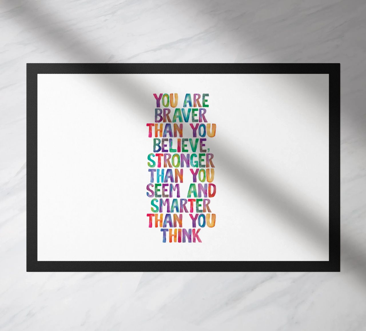 Sei più coraggioso di quanto tu creda Design tipografico arcobaleno zerbino da THE MOTIVATED TYPE