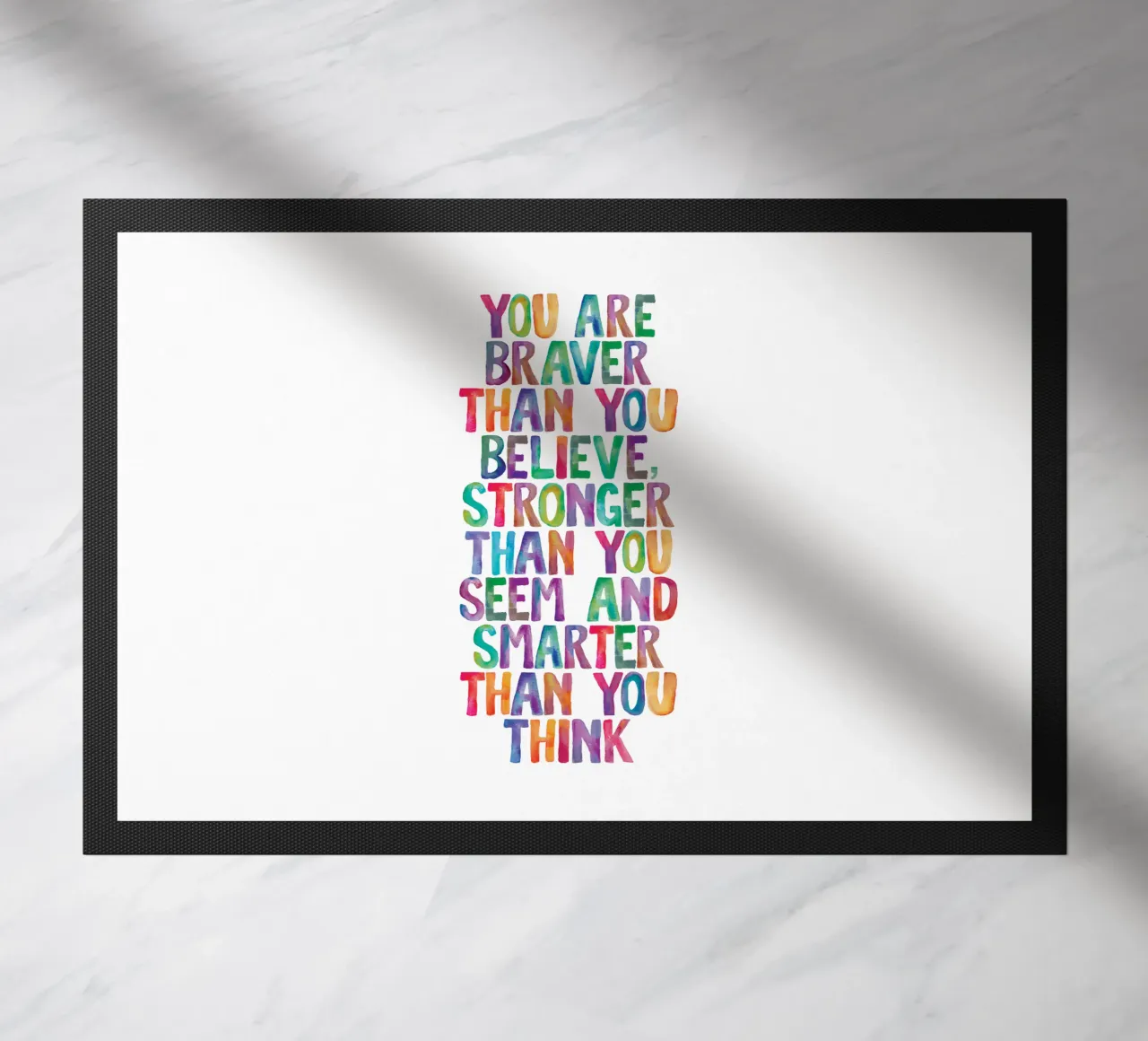 Sei più coraggioso di quanto tu creda Design tipografico arcobaleno zerbino da THE MOTIVATED TYPE