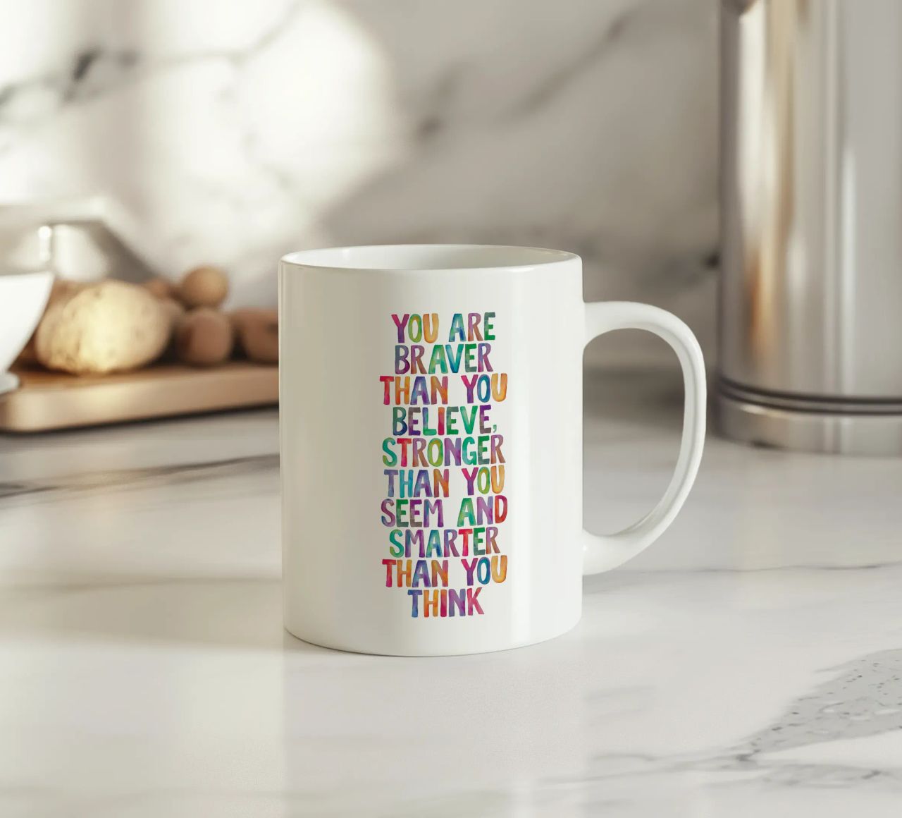 Sei più coraggioso di quanto tu creda Design tipografico arcobaleno tazza in ceramica da THE MOTIVATED TYPE