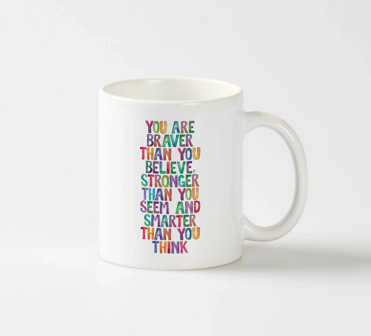 Sei più coraggioso di quanto tu creda Design tipografico arcobaleno tazza in ceramica da THE MOTIVATED TYPE