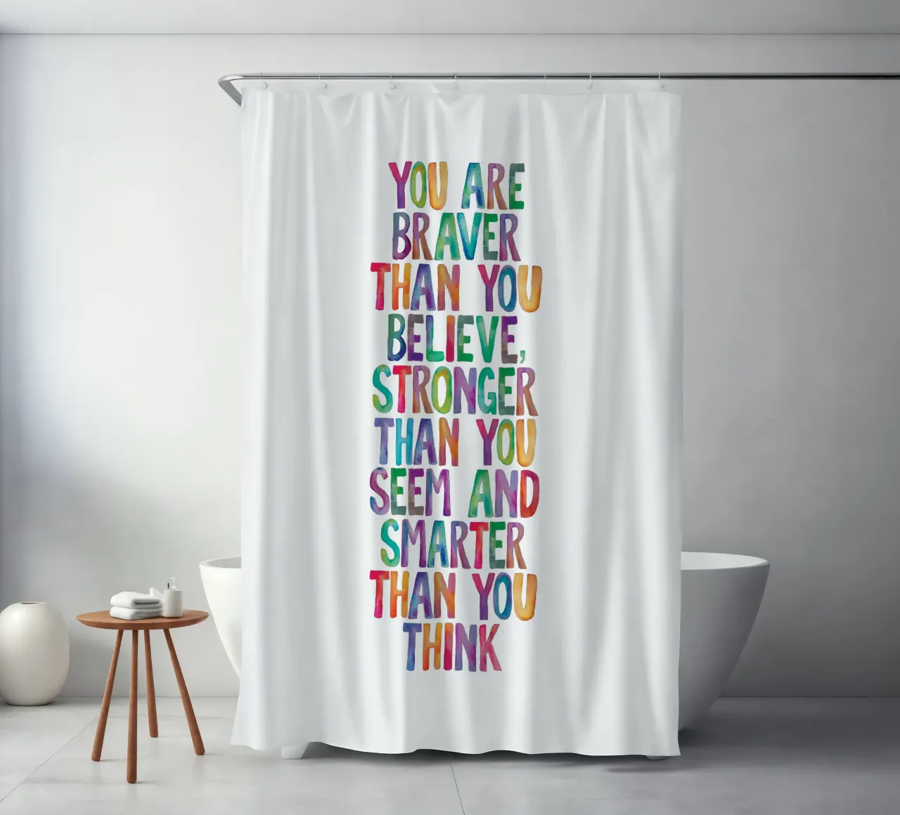 Sei più coraggioso di quanto tu creda Design tipografico arcobaleno tenda da doccia da THE MOTIVATED TYPE