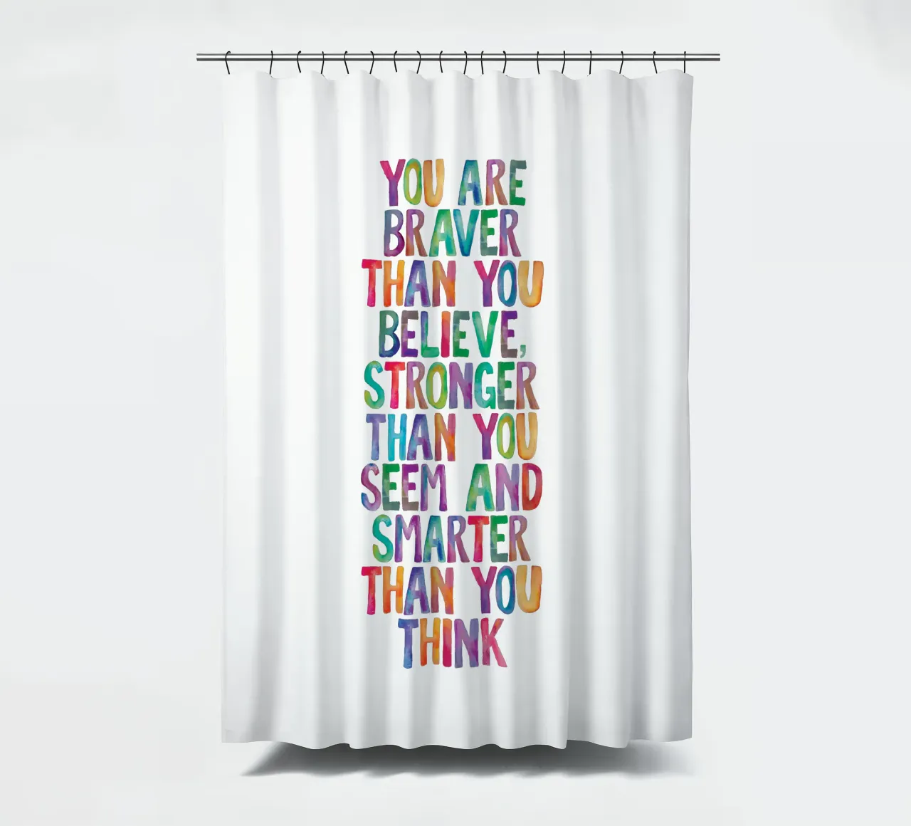 Sei più coraggioso di quanto tu creda Design tipografico arcobaleno tenda da doccia da THE MOTIVATED TYPE