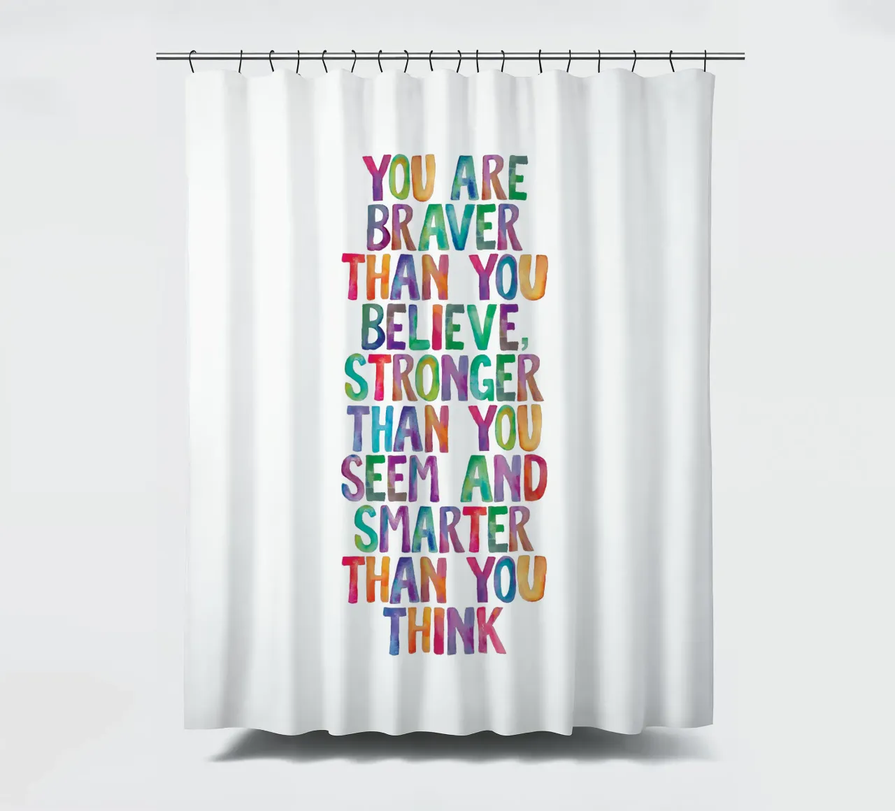Sei più coraggioso di quanto tu creda Design tipografico arcobaleno tenda da doccia da THE MOTIVATED TYPE