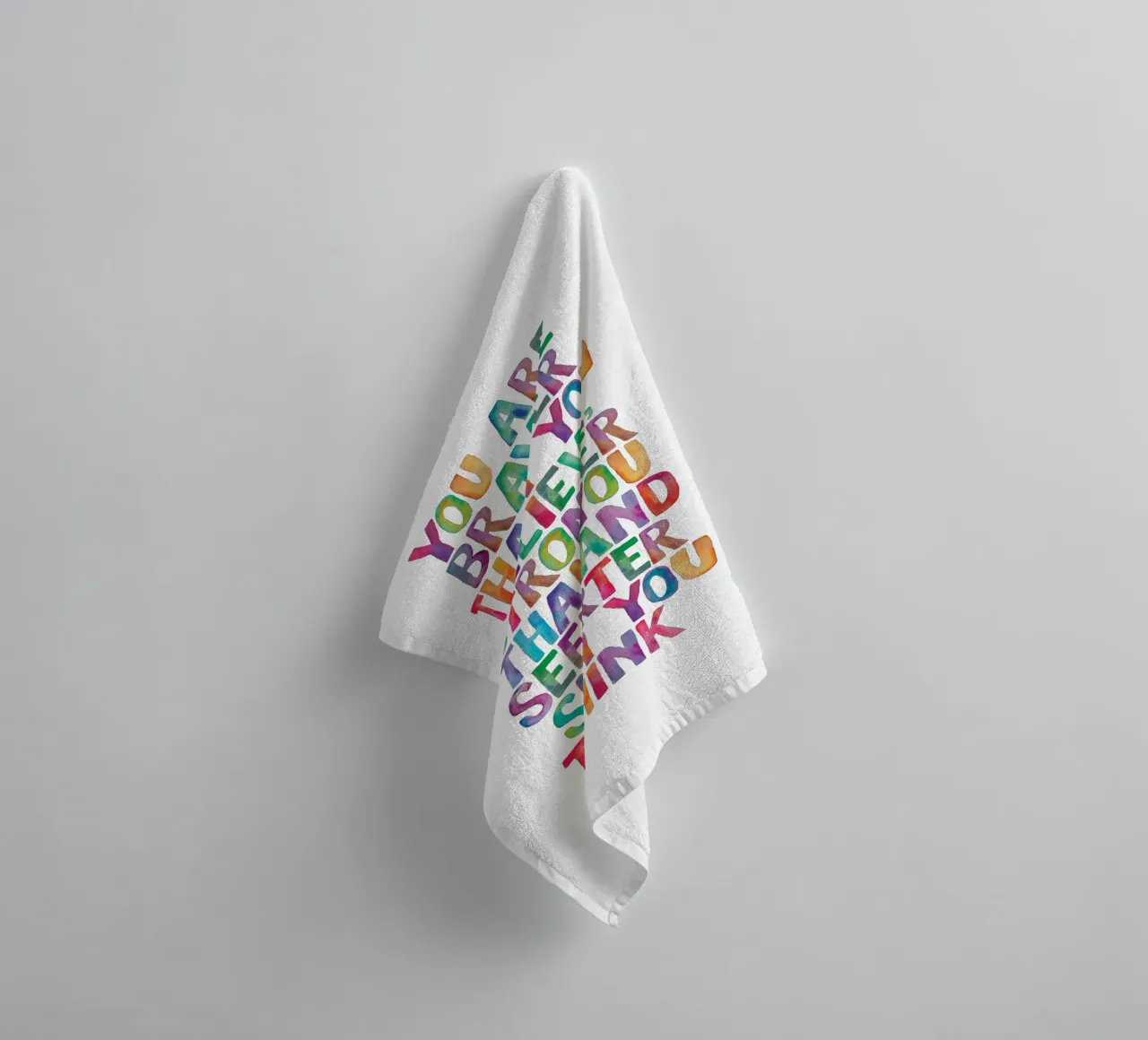 Sei più coraggioso di quanto tu creda Design tipografico arcobaleno asciugamano da bagno da THE MOTIVATED TYPE