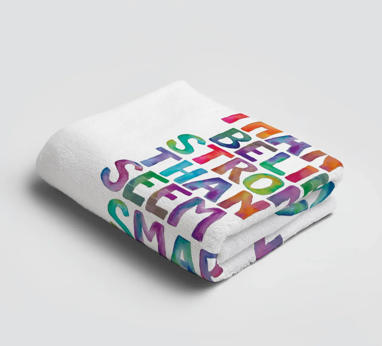 Sei più coraggioso di quanto tu creda Design tipografico arcobaleno asciugamano da bagno da THE MOTIVATED TYPE