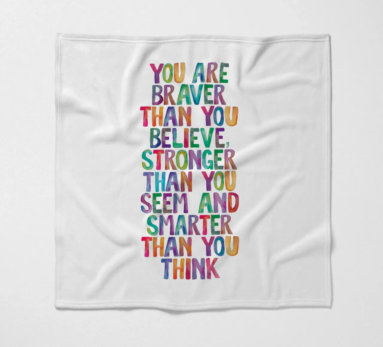 Sei più coraggioso di quanto tu creda Design tipografico arcobaleno coperta in pile da THE MOTIVATED TYPE